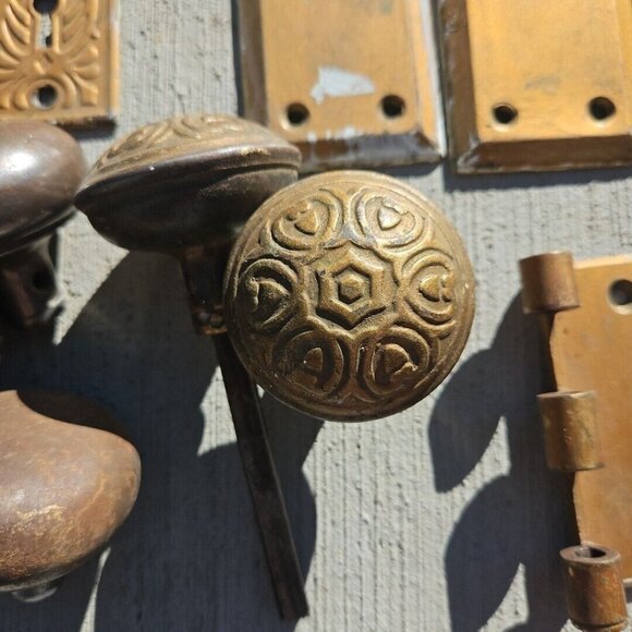 Vintage Brass Door Hardware Lot Antique Knobs Lock Chamber Cover Hinges Screws - Picture 9 of 16